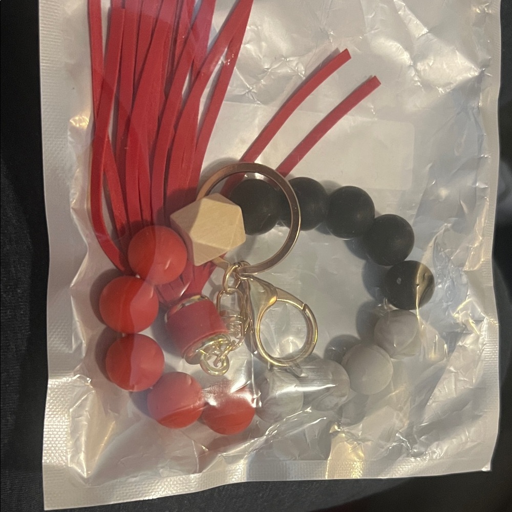 SILCONE BEADED BRACELET W/TASSEL CLAM HOOK & KEY CHAIN BLACK WHITE RED NIP